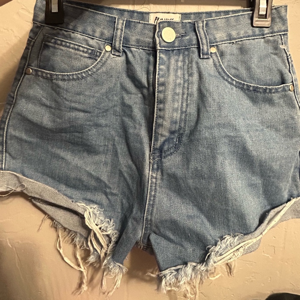 Princess Polly shorts booty slit, size 4 new